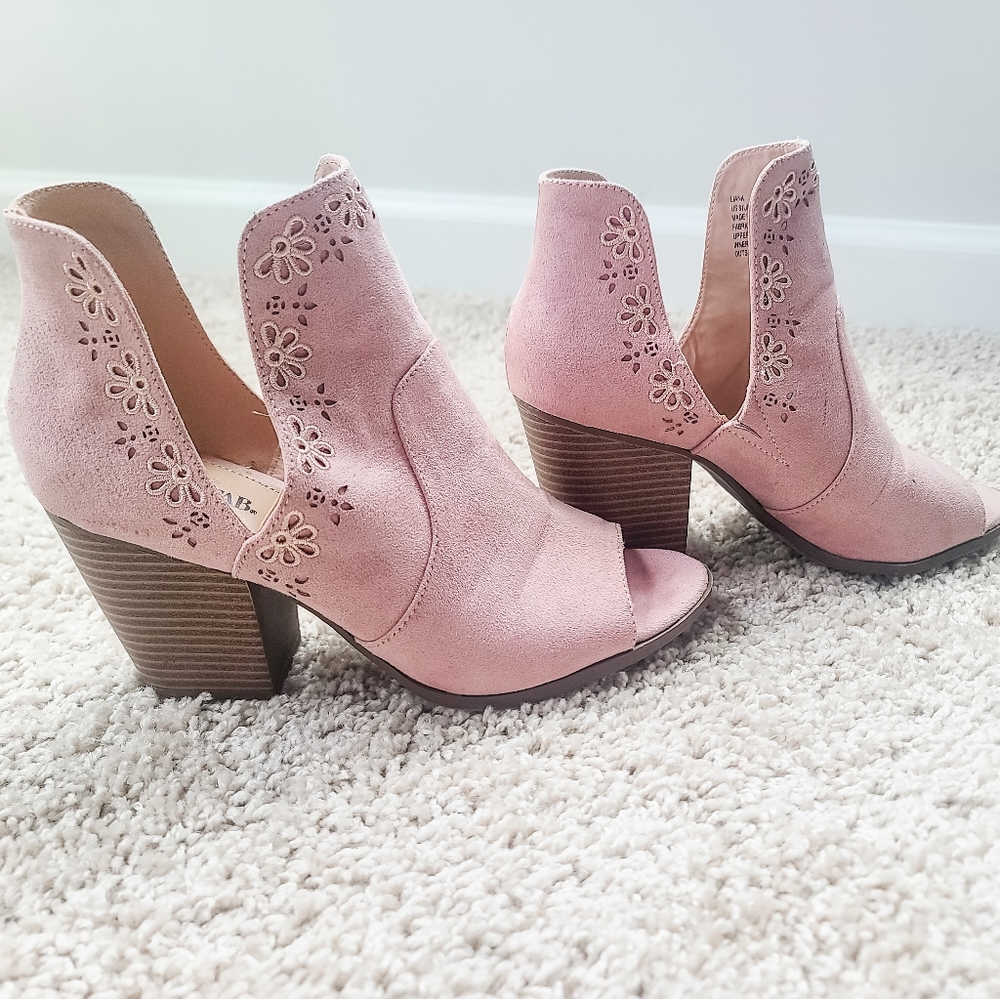 Size 8 Shoe Dazzle pink suede booties